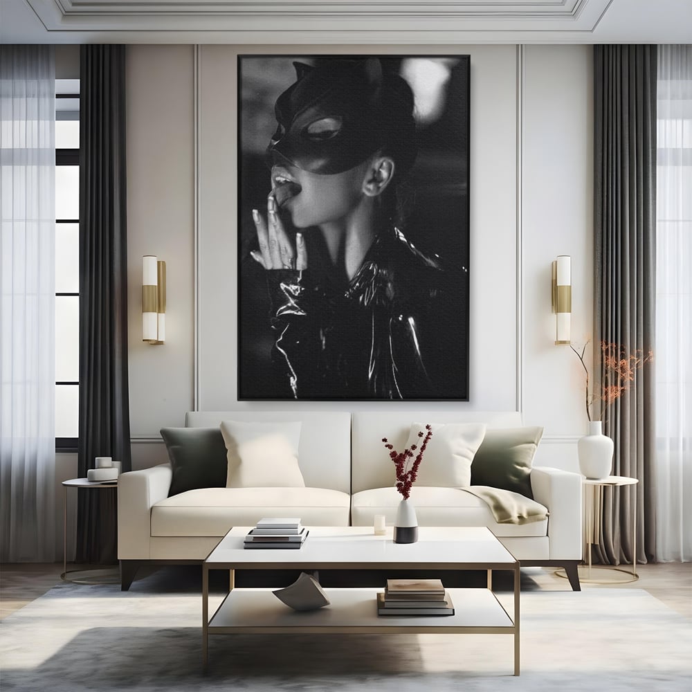 Tablou canvas cu tablou canvas cu femeie in costum de pisica, in rama de aluminiu negru, pe perete intr-un living